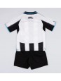Billige Newcastle United Hjemmedraktsett Barn 2025-26 Kortermet (+ Korte bukser)